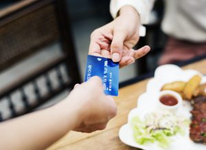 Dlaczego warto mieć kartę kredytową